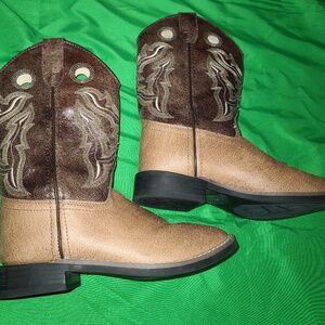 Old West kids  Faux Leather size 2.5 D NWOT